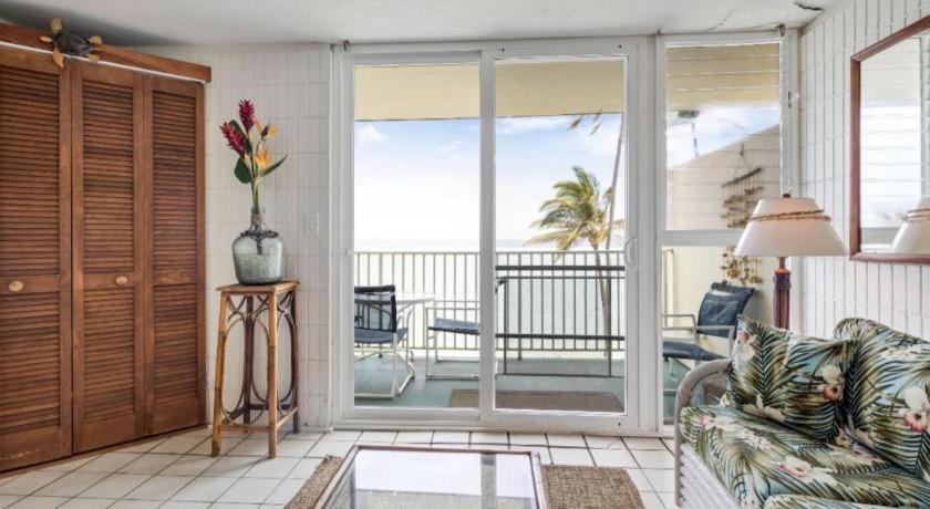 Pats At Punalu'U - Beachfront Condos Hau'ula Bagian luar foto